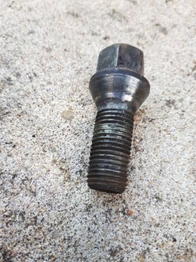 Beton bir yüzeyde duran siyah kullanılmış tekerlek sürgüsü.