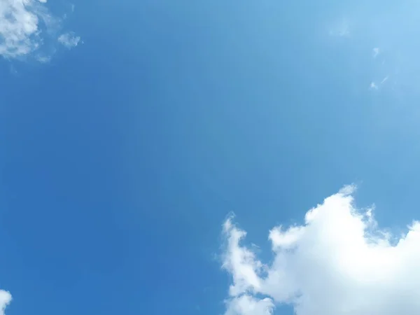 Pequenas Nuvens Brancas Fundo Céu Azul — Fotografia de Stock