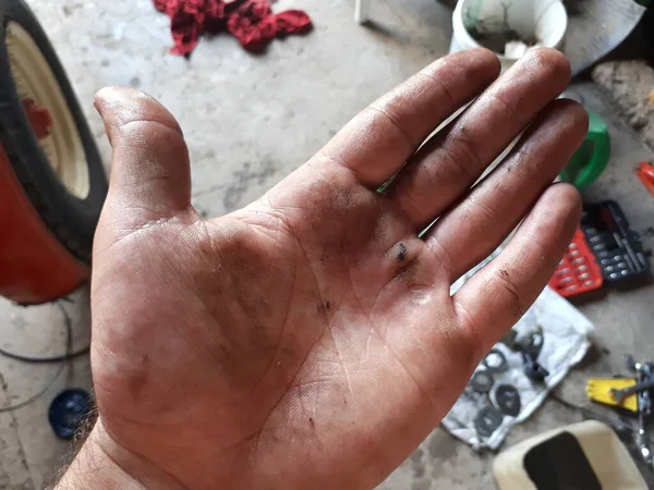 Pria Dengan Tangan Kotor Dengan Minyak — Stok Foto