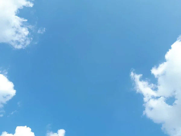 Małe Białe Chmury Tle Niebieskiego Nieba — Zdjęcie stockowe