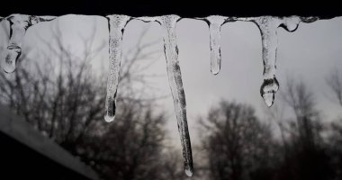 Siyah arkaplanda buz saçakları, metin için yer, tasarım için şablon