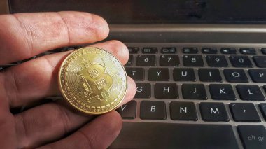 Dizüstü bilgisayar klavye arka planında Bitcoin para.