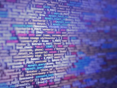 Mavi eşsiz bir arka plan. Doktorayı dizüstü bilgisayar ekranında programlıyorum. Sitenin program kodu Php Html Css. Web sitesi şablonu, seçici odak.