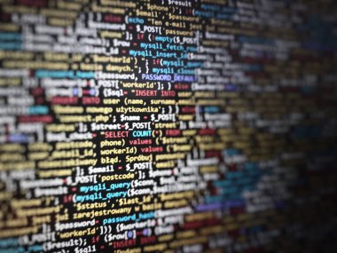 Siyah eşsiz bir arka plan. Doktorayı dizüstü bilgisayar ekranında programlıyorum. Sitenin program kodu Php Html Css. Web sitesi şablonu, seçici odak.
