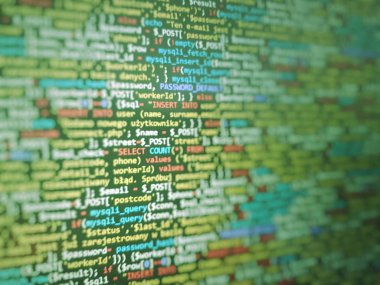 Yeşil eşsiz bir arka plan. Doktorayı dizüstü bilgisayar ekranında programlıyorum. Sitenin program kodu Php Html Css. Web sitesi şablonu, seçici odak.