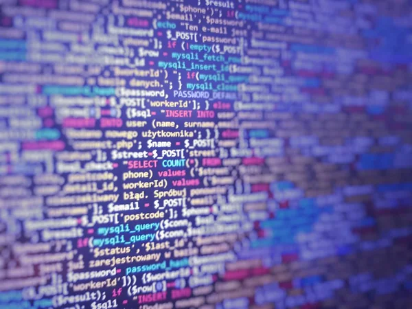 Mavi eşsiz bir arka plan. Doktorayı dizüstü bilgisayar ekranında programlıyorum. Sitenin program kodu Php Html Css. Web sitesi şablonu, seçici odak.