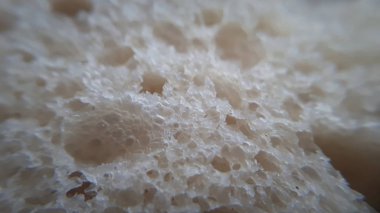 Bir dilim kahverengi ekmek, yakından.