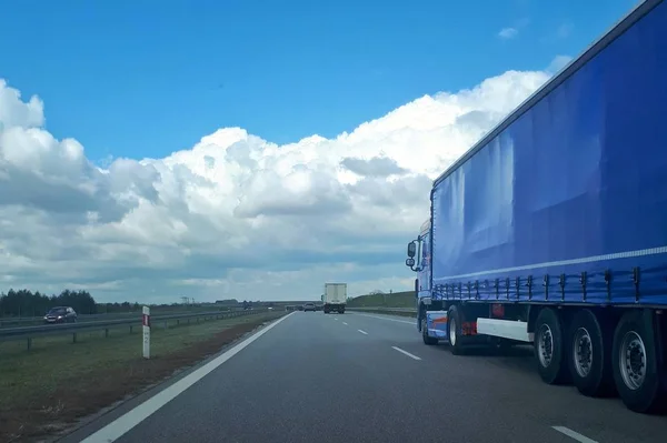 Camion Européen Chargé Transportant Des Marchandises Camion Sur Route Asphaltée — Photo