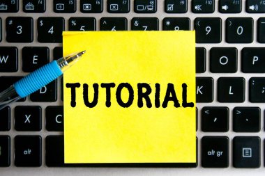 Bilgisayar klavyesinin arka planında sarı bir çıkartma kağıdına 