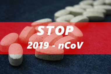 Koyu mavi arka planda haplı Coronavirus kelimesi. Coronavirüs salgını konsepti.
