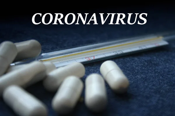 Wort Coronavirus Mit Tabletten Und Pillen Auf Dunkelblauem Hintergrund Konzept — Stockfoto