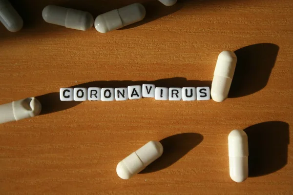 Wort Coronavirus Auf Holztischhintergrund Mit Tabletten Und Pillen China Ncov — Stockfoto