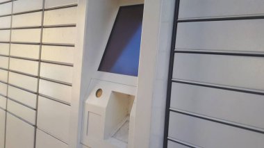 Elektronik dolap, Sarı otomatik paket terminali (parsel dolap, post terminal, E-dolap) boş ekran ile sokakta