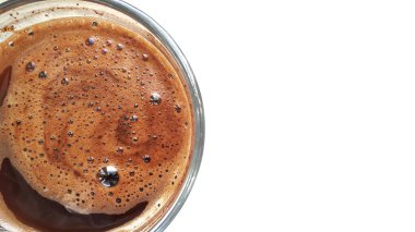 Kahverengi köpüklü kahve kupası ve metin için beyaz arka plan. Tasarımınız için beyaz boş alan. En iyi kahve..