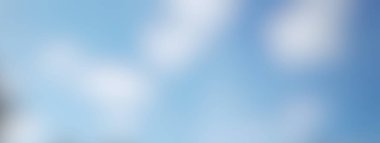 Umut kavramı: Bokeh ışığı ve soyut bulanık mavi gökyüzü ve bulutların dağ doğumu arka planı