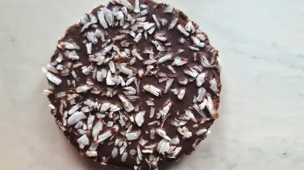 Una Torta Cioccolato Rotonda Deliziosa Cosparsa Pezzi Cocco — Foto Stock