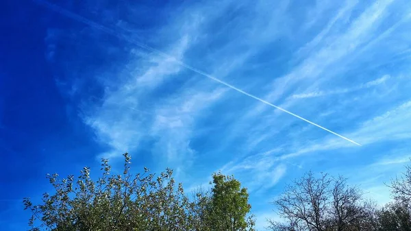 Flugzeug Fliegt Blauen Himmel Zwischen Wolken Und Sonnenlicht — Stockfoto