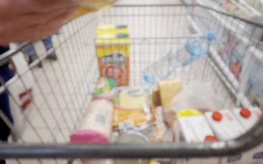 Pazarları ticaret yok. Polonya 'daki dükkanlar Pazar günü kapandı. Mağazanın bulanık arka planı.
