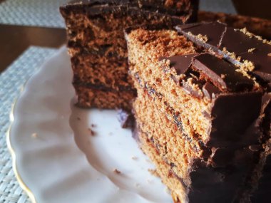 Bir parça ev yapımı ballı kek.