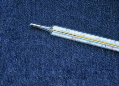 Sıcaklığı ölçmek için termometre. Mavi bir arka planda. Eski termometre. Merkür Termometresi Tıbbi Geçmişi Koyu Mavi Arkaplan