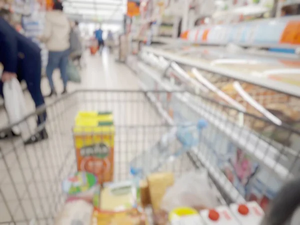 Egy Bevásárlókosár Tele Élelmiszerekkel Emberek Később Vásárolnak Kidobnak Ételt Homályos — Stock Fotó