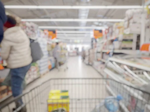 Egy Bevásárlókosár Tele Élelmiszerekkel Emberek Később Vásárolnak Kidobnak Ételt Ételdobálás — Stock Fotó