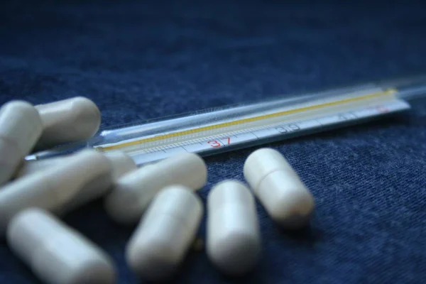 Tabletter Piller Och Kvicksilvertermometer Blå Botten Influensa Kallt Koncept Sjukvårdskoncept — Stockfoto