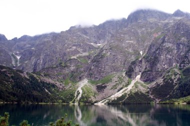 Dağlardaki göl. Morskie Oko (Sea Eye) Gölü, Polonya 'nın Avrupa kentindeki High Tatra Dağları' nın en popüler yeridir. Ünlü turist mekanı..