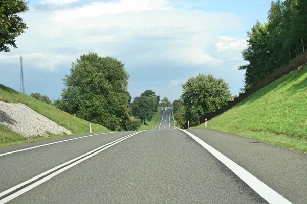 Strada Asfaltata Con Auto Trasporti Concetto Turistico Polonia Sfondo Stradale — Foto Stock