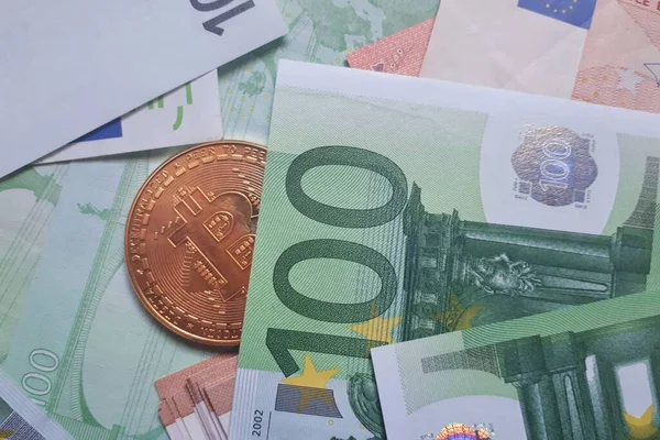 Moeda Criptomoeda Bitcoin Dourada Nas Notas Euro Novo Conceito Dinheiro — Fotografia de Stock
