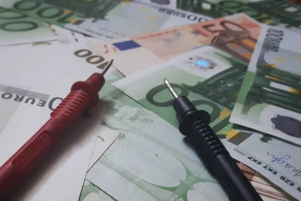 Câbles Multimètres Sur Fond Des Billets Euros Concept Factures Électricité — Photo