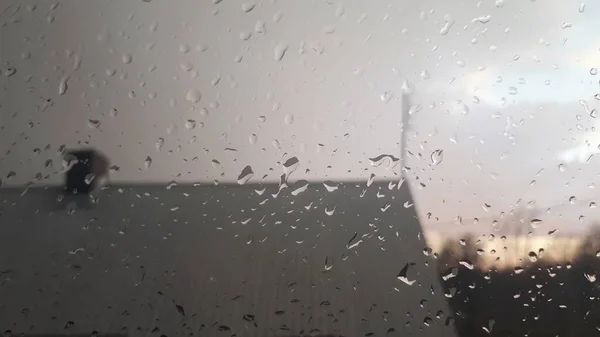 雨落在家里的窗户上 雨天概念背景 — 图库照片