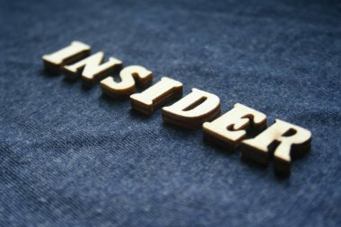 Koyu mavi arkaplan içerisindeki harf.