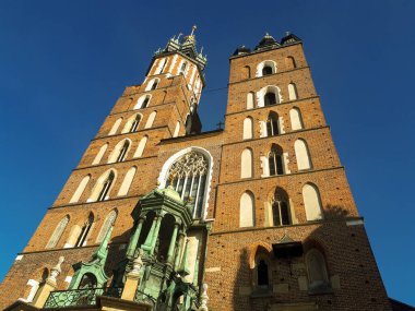 Yazın Krakow 'daki Kule ve St. Mary Kilisesi.