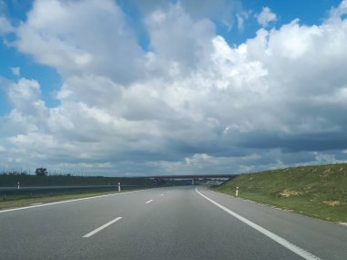 Seyahat ve ulaşım kavramı olarak boş otoyol. Polonya 'da asfalt yollar. Ülkeyi geziyorum..