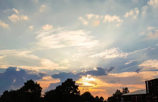オレンジ色の雲の空の背景を驚かせる 日没の自然背景 — ストック写真