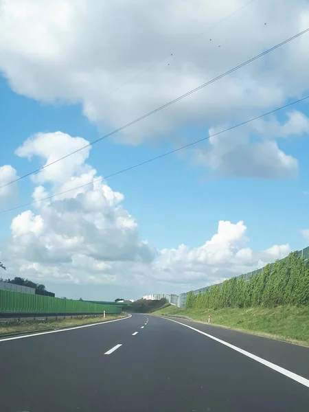 旅行や輸送の概念として空の高速道路 ポーランドのアスファルト道路 全国を旅する — ストック写真