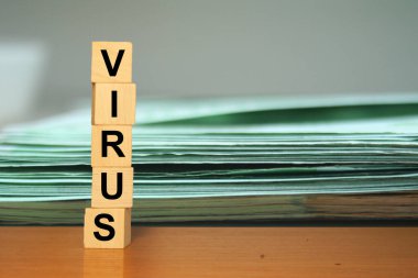 Coronavirus konsept geçmişi. Para yığını, iş dünyası, VIRUS 'un tahta küp blokları üzerindeki metni ile ekonomi.
