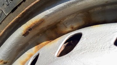 Jantlardaki pas ve araba tekerleğindeki vidaların yakınlığı