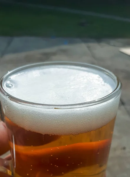 Taza Primer Plano Fondo Cerveza Cerveza Amarilla Con Burbuja Espuma —  Fotos de Stock