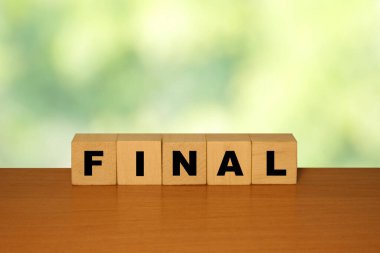 Küp bloklardaki ahşap bir masada yeşil bir doğa grubuyla son sözcüğü.