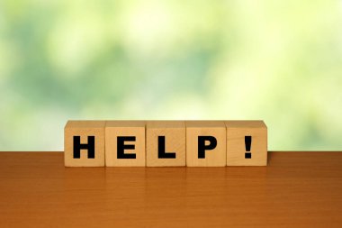 Küp bloklardaki ahşap bir masada yeşil doğa grubuyla birlikte mesajlaşma sözcüğü.