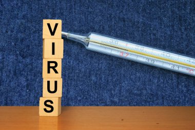 Arkaplanda termometre olan tahta küp bloklarda virüs metni. Coronavirus arkaplanı. 