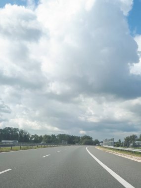 Aksiyon evde kalır. İnsanlar tatillerde evde kalırlar. Coronavirüs 'ten başka bir Paskalya. Boş yollar