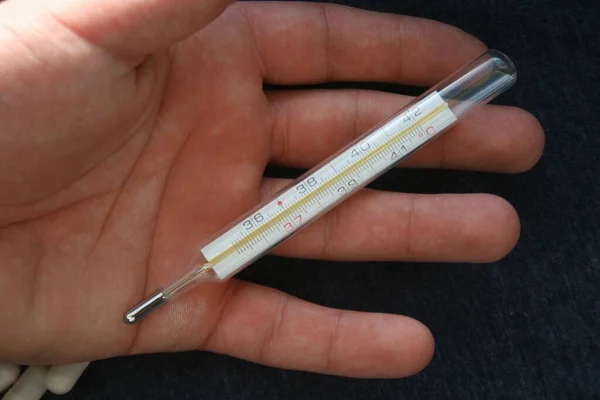 Termômetro Mercúrio Mantido Por Homem Sua Mão — Fotografia de Stock