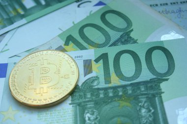 Euro banknotlarında Altın Bitcoin kripto para. Yeni sanal para konsepti. Kripto finansal geçmişi.