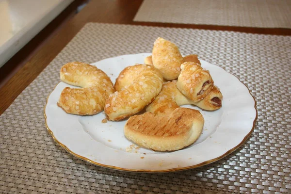 Édes Croissant Sütik Fehér Tányéron — Stock Fotó