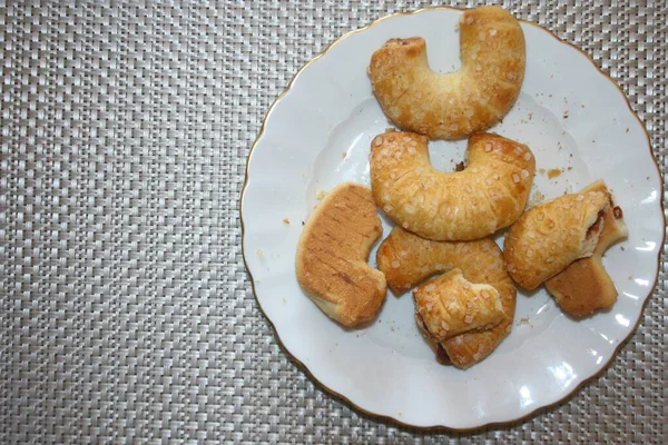 Édes Croissant Sütik Fehér Tányéron — Stock Fotó