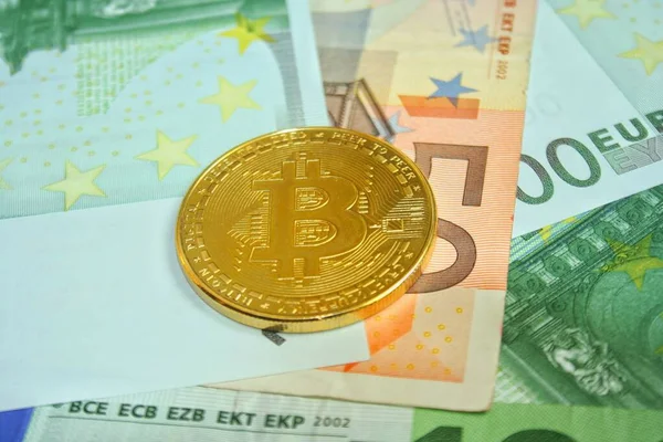Zlatý Bitcoin Eurobankovce Finanční Bankovní Koncept Ekonomická Investice — Stock fotografie