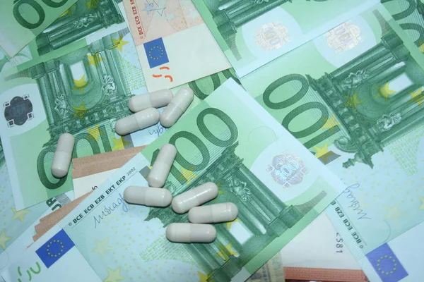 Капсулы Лекарства Банкнотах Евро Повышение Цен Здравоохранение Увеличение Расходов Пандемию — стоковое фото